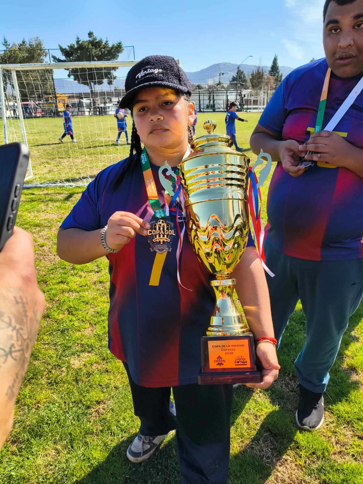 Estudiantes del Colegio El Sembrador con la Copa Gol 2026